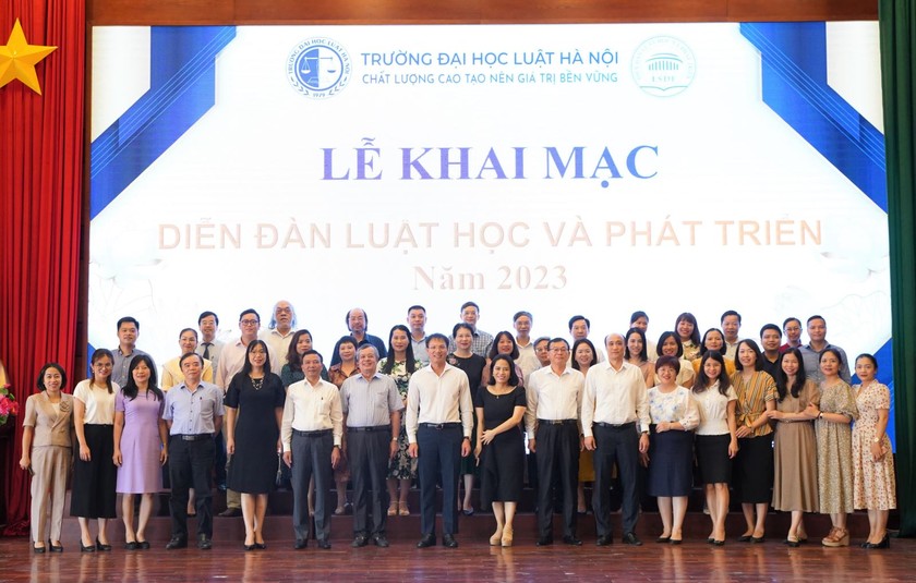 Các đại biểu chụp ảnh lưu niệm kết thúc Lễ Khai mạc Diễn đàn Luật học và Phát triển năm 2023