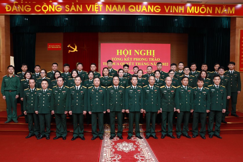 Chỉ huy, cán bộ, nhân viên, chiến sĩ Cục Thi hành án Bộ Quốc phòng chụp ảnh lưu niệm tại Hội nghị tổng kết phong trào Thi đua Quyết thắng năm 2022

