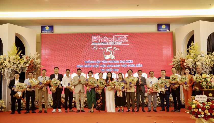 Đại diện các doanh nghiệp tiêu biểu được vinh danh và nhận kỷ niệm chương từ TS.Vũ Hoài Nam – Tổng Biên tập Báo Pháp luật Việt Nam (Ảnh: BTC)