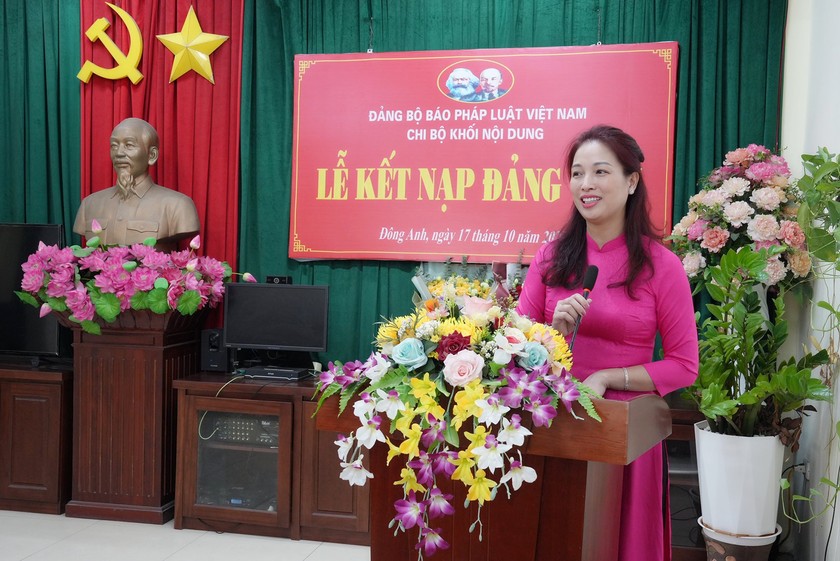 Đồng chí Bùi Thị Thu Hằng, Bí thư Chi bộ Khối nội dung thông qua chương trình buổi lễ.