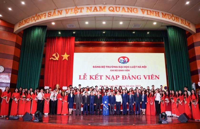 Bà Nguyễn Thị Tuyến, UVTW Đảng, Phó Bí thư Thường trực Thành uỷ Hà Nội và và Phó Bí thư Thường trực Đảng uỷ Bộ Tư pháp Nguyễn Kim Tinh dự và chỉ đạo Lễ kết nạp Đảng viên của Đảng bộ Trường Đại học Luật Hà Nội.