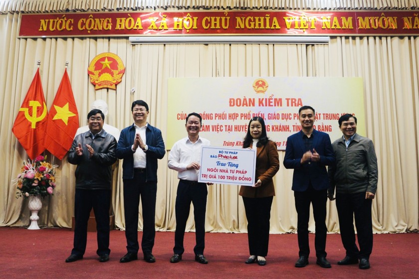Tổng Biên tập Báo Pháp luật Việt Nam Vũ Hoài Nam trao tặng 01 Ngôi nhà tư pháp cho cán bộ tư pháp có hoàn cảnh khó khăn.
