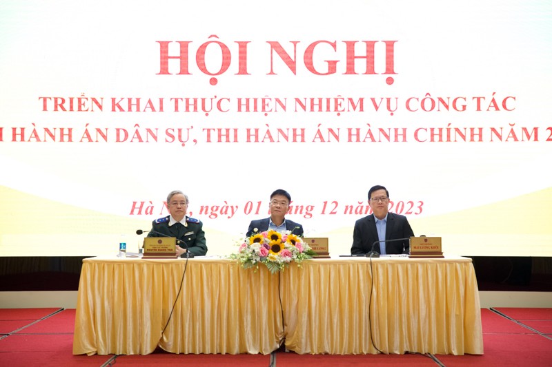 Bộ Tư pháp tổ chức Hội nghị triển khai thực hiện nhiệm vụ công tác thi hành án dân sự (THADS), thi hành án hành chính (THAHC) năm 2024. Bộ trưởng Lê Thành Long, Thứ trưởng Mai Lương Khôi và Tổng cục trưởng Tổng cục THADS Nguyễn Quang Thái đồng chủ trì Hội nghị.