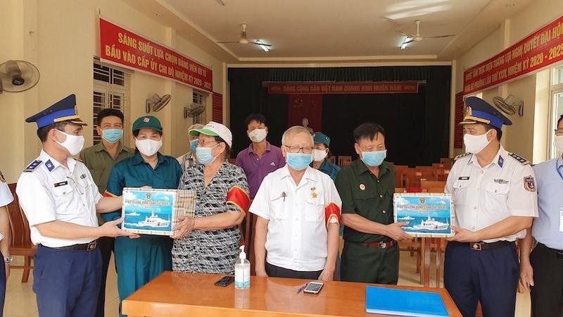 Đoàn công tác của Bộ Tư lệnh Vùng Cảnh sát biển 1 trao tặng khẩu trang y tế và nước sát khuẩn tay cho các chốt.
