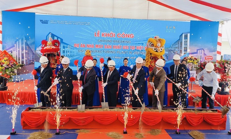 Cái đại biểu thực hiện nghi lễ khởi công xây dựng nhà máy sản xuất mới trong Khu công nghiệp DEEP C TP Hải Phòng