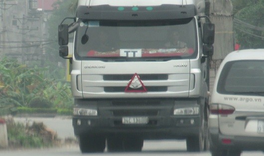 Xe tải mang logo vua "TT" đi qua địa phận huyện Chí Linh, tỉnh Hải Dương
