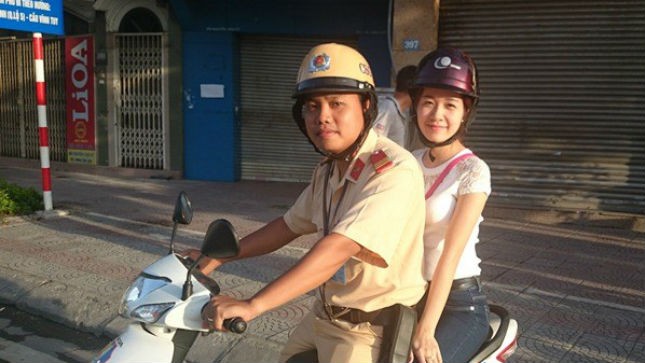 Cảnh sát giao thông đưa thí sinh đến trường thi (Ảnh: PV/Vietnam+)