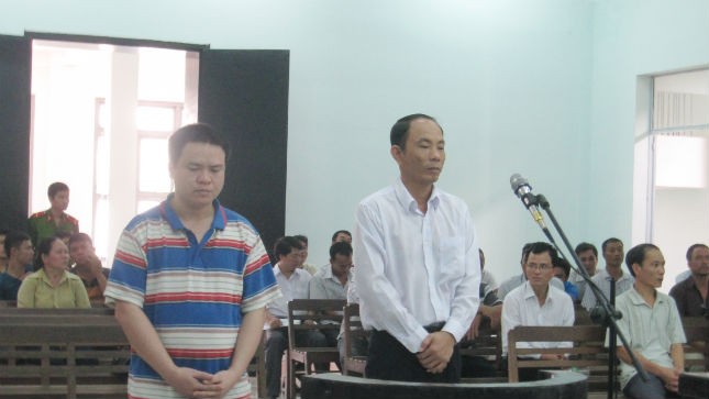 lBị cáo Luân Văn Nam và Nguyễn Thành Trung (bên phải) tại phiên tòa phúc thẩm.