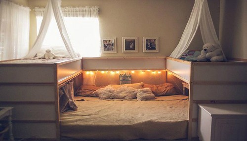 Cách bố trí giường ngủ của gia đình chị Elizabeth: Hai giường tầng hai bên cho 4 con lớn, bé út nằm cùng bố mẹ ở giữa. Ảnh: The Sun.