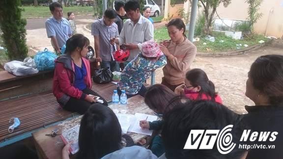Người thân đến làm thủ tục nhận thi thể nạn nhân tại nhà xác bệnh viện. (Ảnh: TH) Hinh anh
