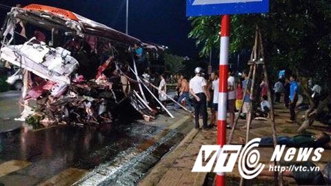 Hành khách nằm la liệt tại hiện trường vụ tai nạn. (Ảnh: CTV) Hinh anh Vu tai nan tham khoc o Gia Lai: Nguoi than khoc het nuoc mat khi nhan thi the nan nhan 3