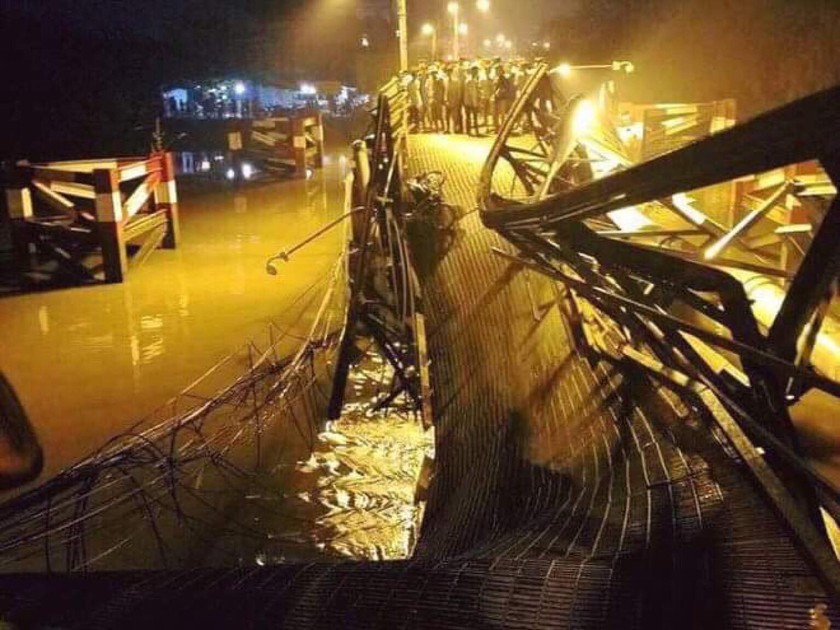 Cầu Long Kiển bất ngờ đổ sập, nhiều phương tiện rơi xuống sông.