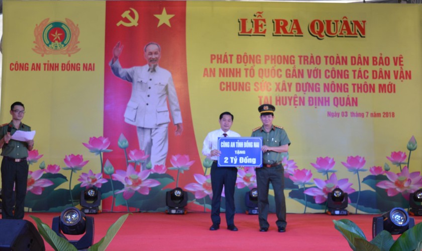 Đại tá Huỳnh Tiến Mạnh - Giám đốc Công an tỉnh, tặng 2 tỷ đồng cho huyện Định Quán