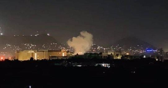 Hình ảnh cột khói gần Đại sứ quán Mỹ ở Kabul thủ đô của Afghanistan.