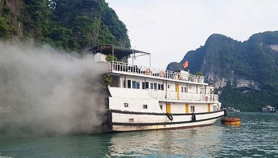 Neo đậu gần hang Sửng sốt, tàu du lịch bát ngờ bốc cháy trên biển Hạ Long