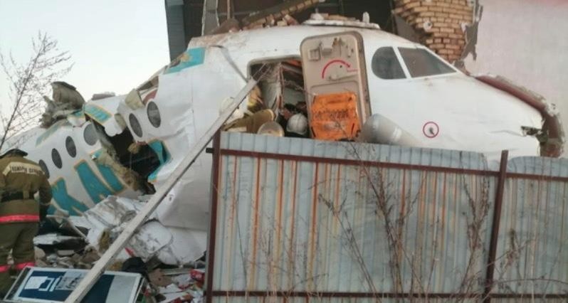 Máy bay chở trăm người lao vào nhà tầng, rơi xuống đất ở Kazakhstan