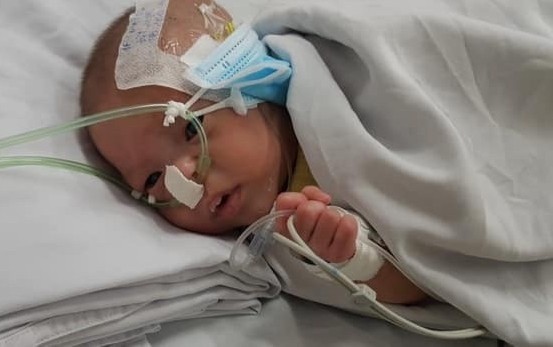 Chào đời với trể trạng yếu, bé sơ sinh bị bố mẹ bỏ lại bệnh viện