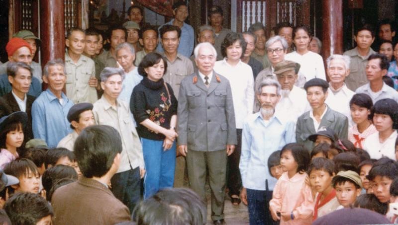 Đại tướng Võ Nguyên Giáp cùng bà con trong một lần về thăm nhà. 