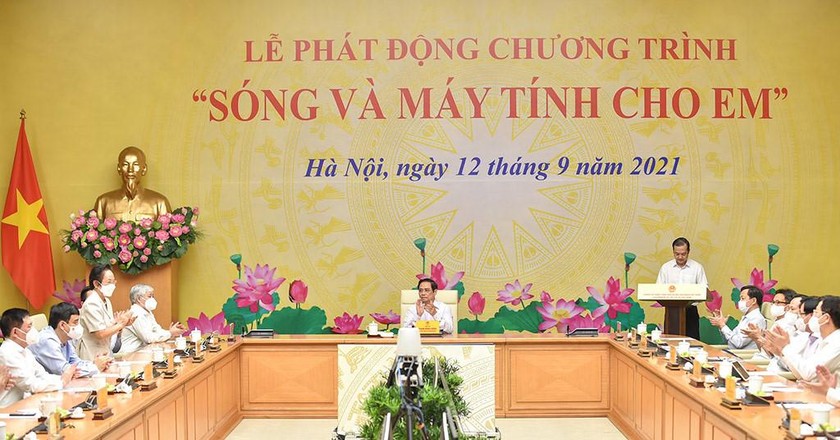 Thủ tướng Phạm Minh Chính phát động chương trình “Sóng và máy tính cho em”.
