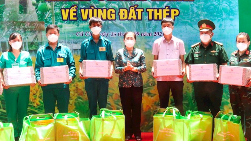 Chủ tịch HĐND TP Nguyễn Thị Lệ trao quà tri ân các lực lượng tuyến đầu chống dịch.