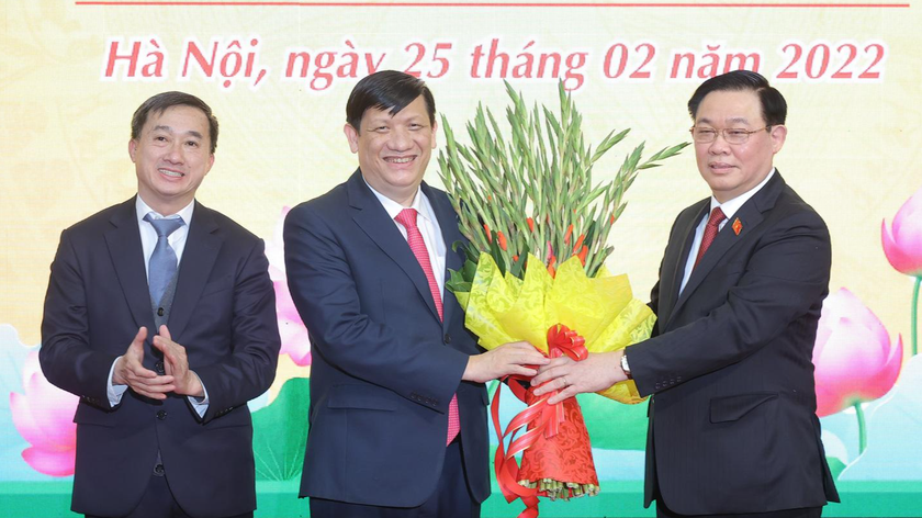  Chủ tịch Quốc hội Vương Đình Huệ tặng hoa chúc mừng ngành y tế nhân kỷ niệm 67 năm Ngày Thầy thuốc Việt Nam