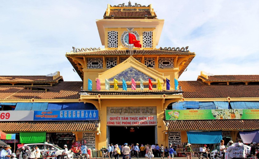Chợ Bình Tây, ngôi chợ cổ nổi tiếng tại TP Hồ Chí Minh. 