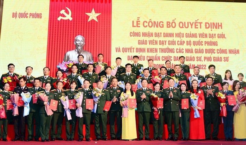 Thượng tướng Nguyễn Tân Cương trao quyết định công nhận danh hiệu giáo viên dạy giỏi, giảng viên dạy giỏi cấp Bộ Quốc phòng. 