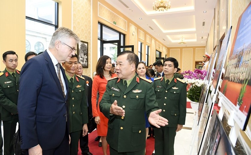 Thượng tướng Hoàng Xuân Chiến giới thiệu với Phó Tổng Thư ký LHQ một số hình ảnh tại Triển lãm Việt Nam tham gia hoạt động GGHB LHQ. 