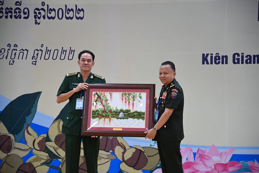 Đại tá Nguyễn Quốc Cường, Phó Chủ nhiệm Chính trị BĐBP tặng quà lưu niệm đến Trung tướng Tiên Sô-Phon-Vông, Phó Tham mưu trưởng, Cục trưởng Cục Biên phòng, Bộ Tư lệnh Lục quân, Quân đội Hoàng gia Campuchia.