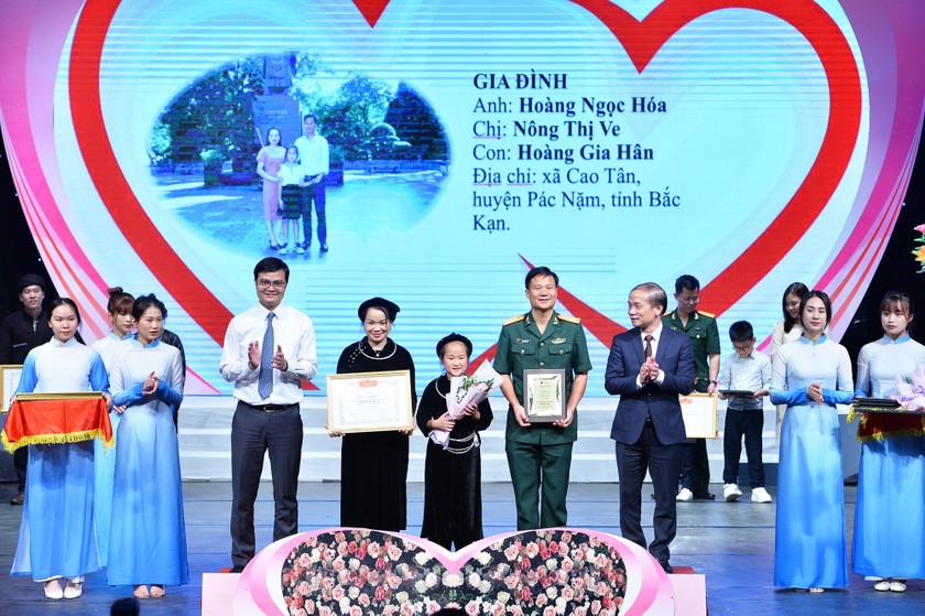 Gia đình anh Hoàng Ngọc Hóa và chị Nông Thị Ve ở Bắc Kạn được tôn vinh “Gia đình trẻ Việt Nam tiêu biểu năm 2022”.