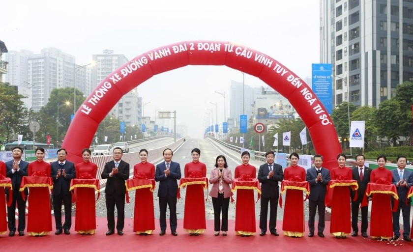 Phó Bí thư Thường trực Thành ủy Hà Nội Nguyễn Thị Tuyến cùng lãnh đạo Ủy ban ATGT quốc gia, UBND TP Hà Nội cắt băng thông xe dự án đường Vành đai 2 trên cao Ngã Tư Sở- Vĩnh Tuy.