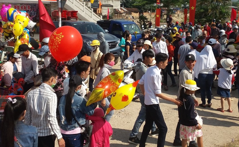 Vào mùng một Tết Nguyên đán, nhiều người dân ở Bình Định nô nức đi chợ Gò. 