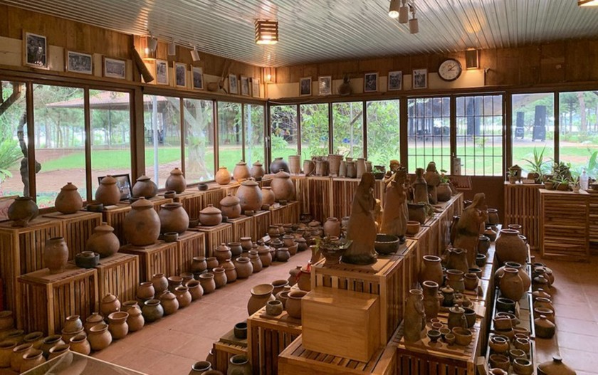 Các sản phẩm gốm mộc truyền thống của đồng bào Chu Ru.