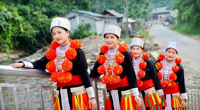 Nghệ thuật trang trí trên trang phục truyền thống của dân tộc Dao đỏ Tuyên Quang được công nhận là Di sản văn hóa phi vật thể quốc gia. 