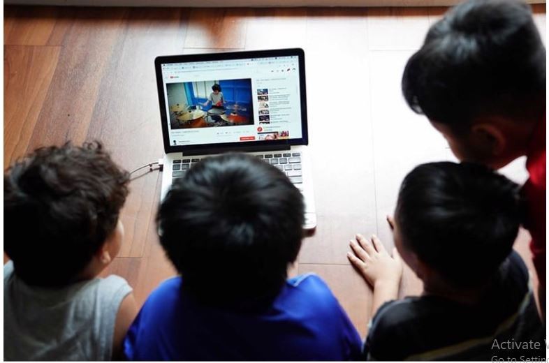 Trẻ em tiếp cận với mạng xã hội ngày càng sớm hơn. (Ảnh minh họa) 