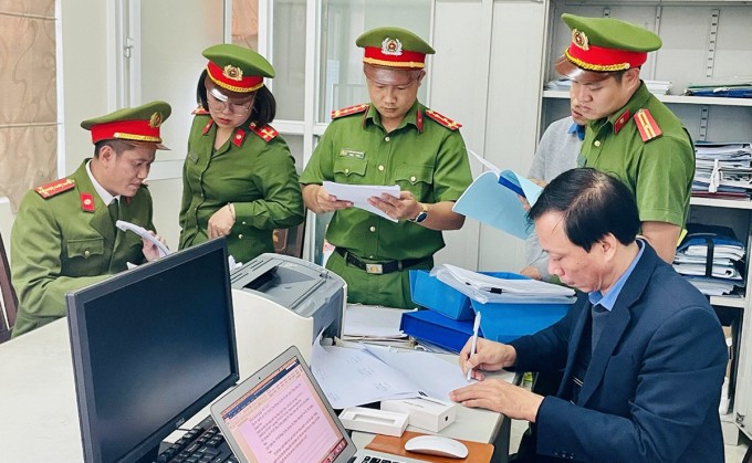 Cảnh sát thu thập tài liệu tại TTĐK 9201D thuộc Cty CP Đăng kiểm Quảng Nam.