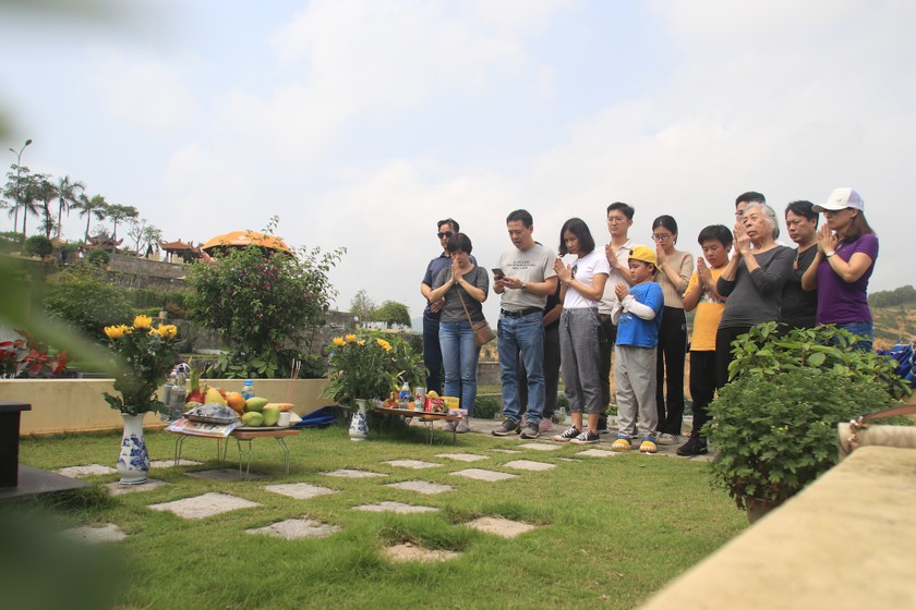 Đại gia đình đi tảo mộ người quá cố tại Công viên Nghĩa trang Lạc Hồng Viên (Kỳ Sơn, Hòa Bình). (Ảnh T.Dương)