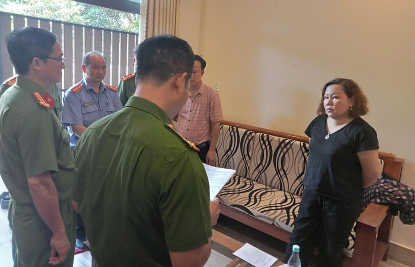 Cơ quan điều tra đọc lệnh bắt và lệnh khám xét chỗ ở của bà Nguyễn Thị Nhung (Ảnh: Công an tỉnh Đồng Nai).