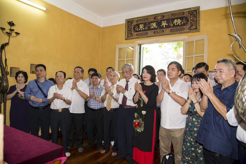 Hội đồng hương Nam Đàn tại Hà Nội dâng hương tưởng niệm Chủ tịch Hồ Chí Minh.