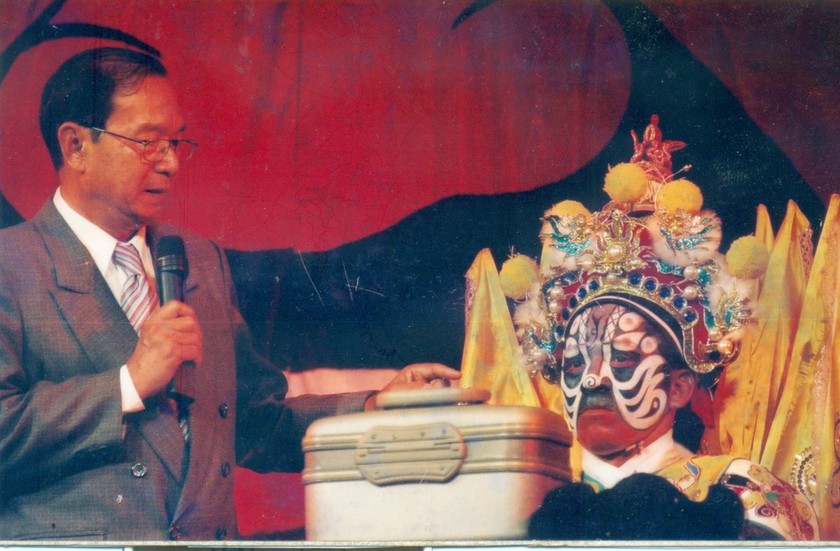 Nghệ sĩ hát bội nổi tiếng Đinh Bằng Phi nói chuyện về nghệ thuật hát bội. (Ảnh Thanh Hiệp)