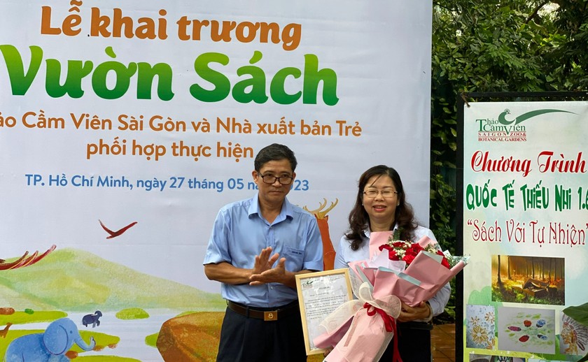 Đại diện lãnh đạo NXB Trẻ và Thảo Cầm Viên Sài Gòn trong buổi khai trương Vườn Sách