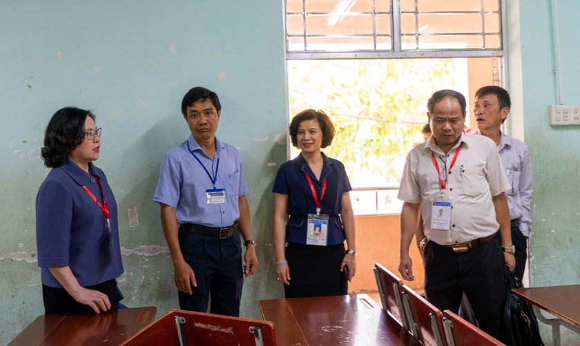 Thứ trưởng Ngô Thị Minh cùng Đoàn công tác số 3 kiểm tra tại điểm thi Trường THPT Phan Bội Châu, Bình Thuận. (Ảnh Bộ GD-ĐT) 