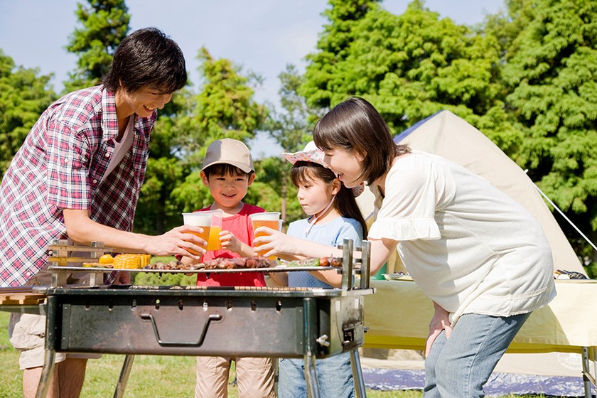 Trẻ em Nhật lên đường cắm trại nằm trong cha mẹ. (Ảnh: Shutter Stock) hình họa 1