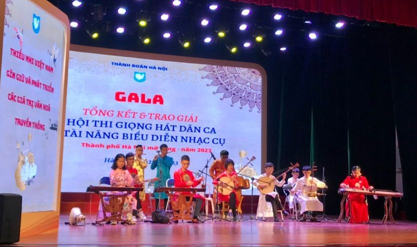 Một tiết mục biểu diễn nhạc cụ dân tộc của học sinh Trường Nguyễn Đình Chiểu. (Ảnh Bảo Châu)
