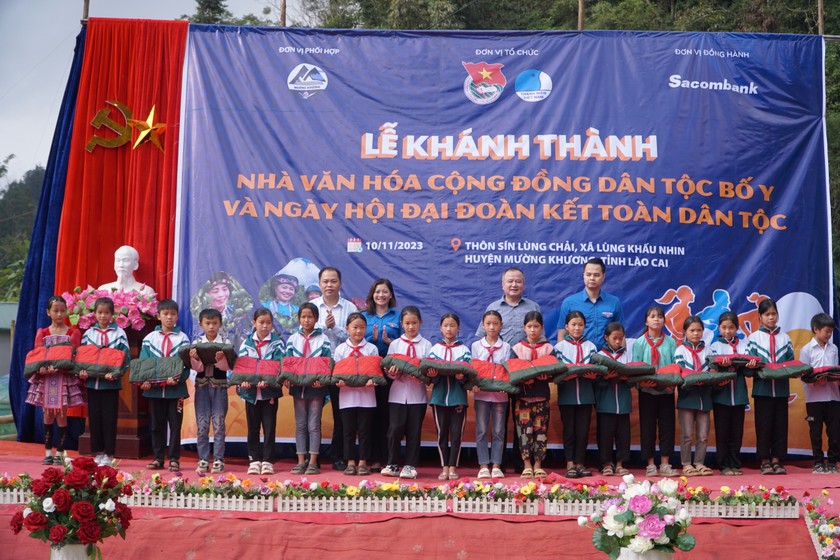 Tại Lễ Khánh thành Nhà Văn hóa Cộng đồng dân tộc Mảng tại tỉnh Lai Châu, Ban tổ chức đã trao tặng 20 suất quà cho học sinh dân tộc thiểu số có hoàn cảnh khó khăn. (Ảnh: BTC)