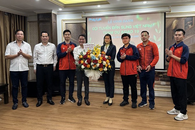 TS. Vũ Hoài Nam tặng hoa chúc mừng đội tuyển bắn súng Việt Nam