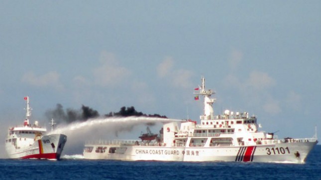 Tàu TQ phun vòi rồng vào tàu chấp pháp của Việt Nam. Ảnh: Reuters