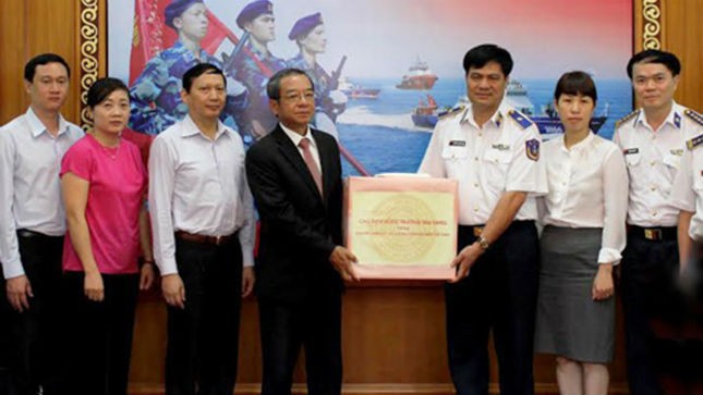 Chủ tịch nước gửi lời động viên và trao quà cho Cảnh sát Biển và Kiểm ngư Việt Nam. Ảnh: Internet