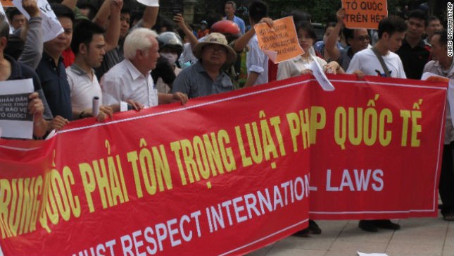 Người dân Việt Nam phản đối Trung Quốc hạ đặt giàn khoan trái phép trong vùng biển của Việt Nam. Ảnh: CNN