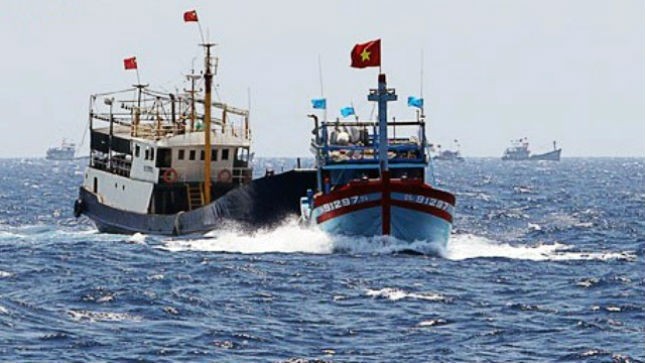 Tàu Trung Quốc đâm vào tàu của ngư dân Việt Nam